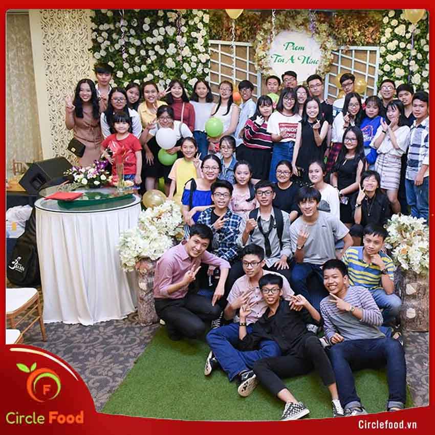 Nên tổ chức tiệc prom party tại trường hay tại nhà hàng