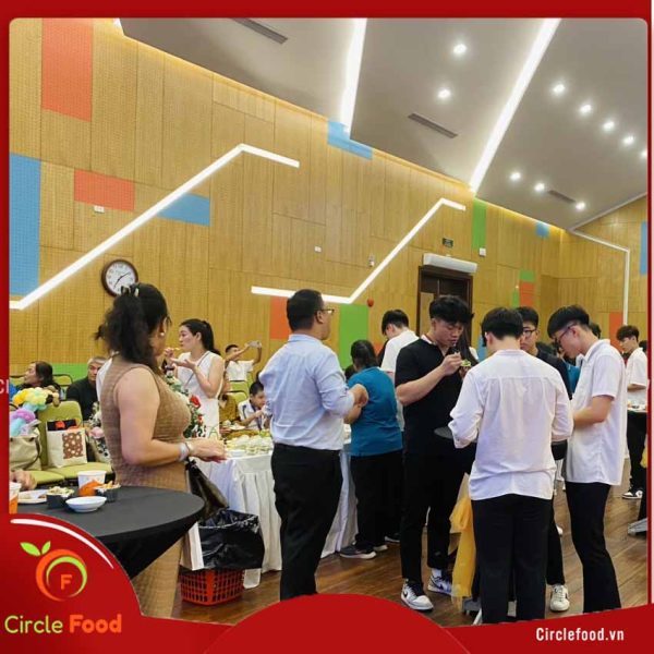 Tiệc buffet liên hoan cuối năm trường phổ thông liên cấp Wellspring Bồ Đề