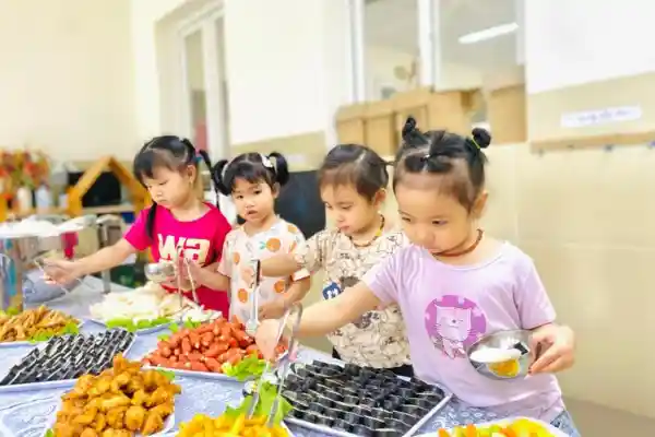 Dịch vụ đặt tiệc tất niên cho trẻ mầm non Tết Bính Ngọ 2026