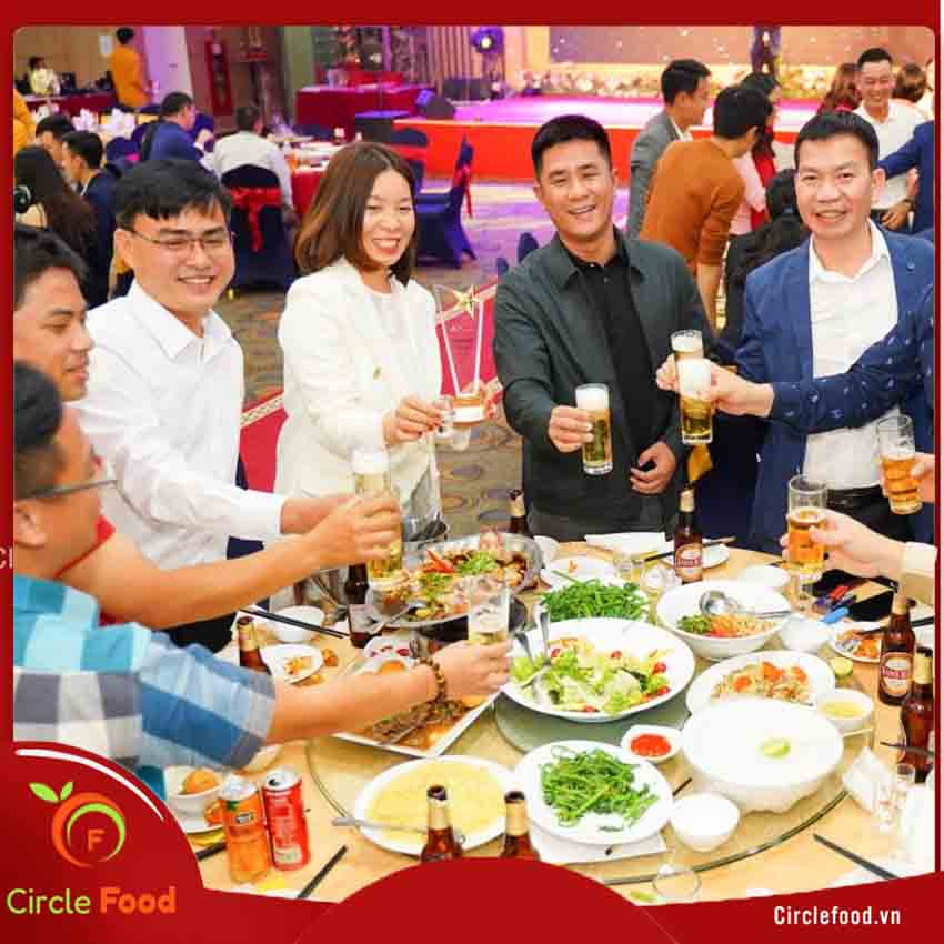 thông báo tiệc tất niên cuối năm