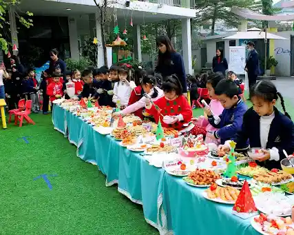 concept set up trang trí tiệc buffet Noel cho trường mầm non