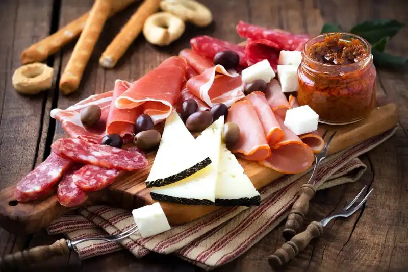 Kinh nghiệm & Kịch bản tổ chức tiệc cold cut tại nhà - công ty năm 2026