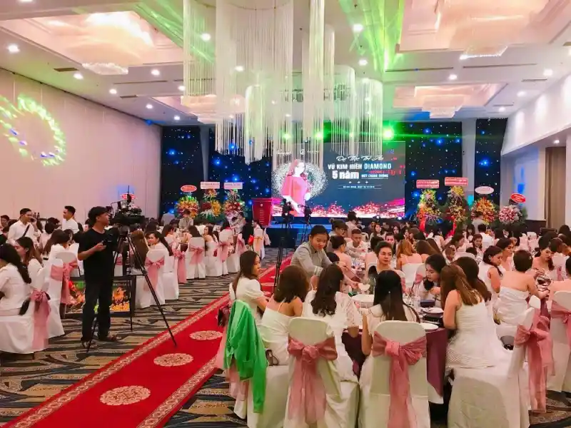 Hướng dẫn decor trang trí Prom Night rực rỡ năm 2026